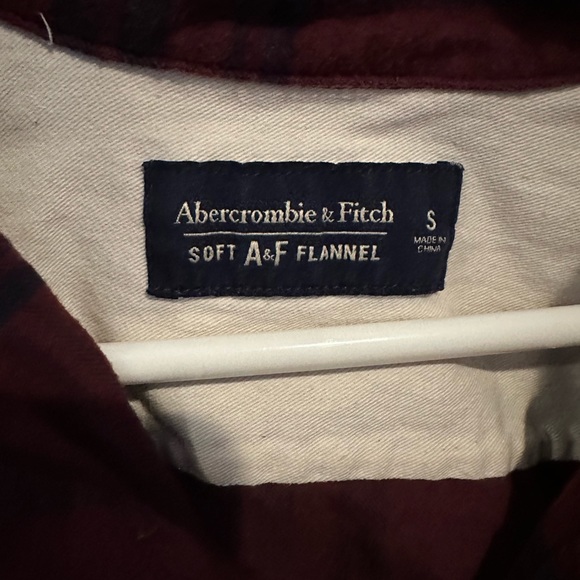 Abercrombie and Fitch softAF flannel. Burgundy color Men’s size small - Picture 2 of 3
